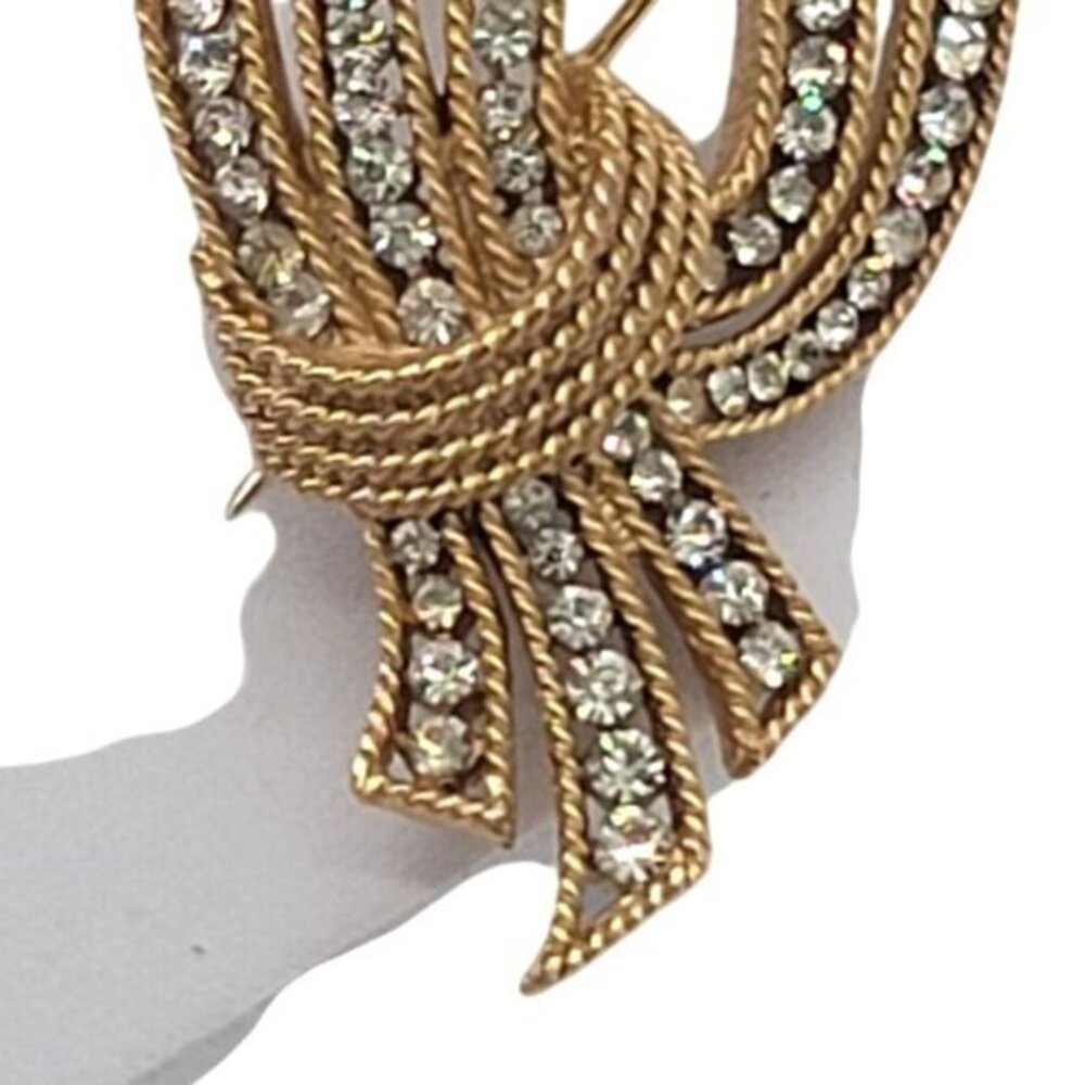 Vintage Crown Trifari Cavalcade Ribbon Brooch Pin Gold - Picture 2 of 5